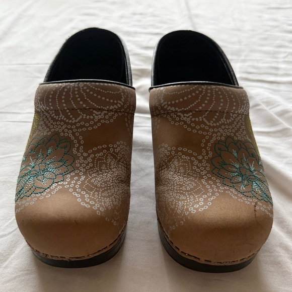 Dansko Floral Embroidered Professional Clog Taupe Milled Nubuck leather Sz 37 - Picture 4 of 7